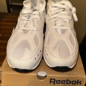 Reebok Junior Classic Size 7Y w Box